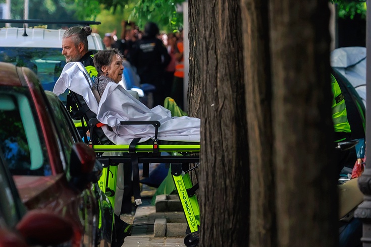 70 yıldır oturduğu evden sedyeyle çıkarıldı! 87 yaşındaki Mari Carmen İspanya'da konut krizinin sembolü oldu