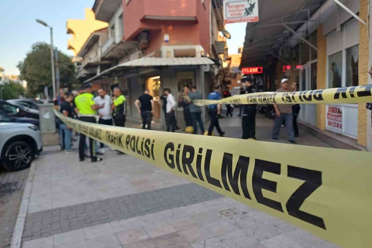 Salihli'de kuyumcuya silahlı baskın! Direnişle karşılaşınca ateş açtı, kaçarken esnaf yakaladı