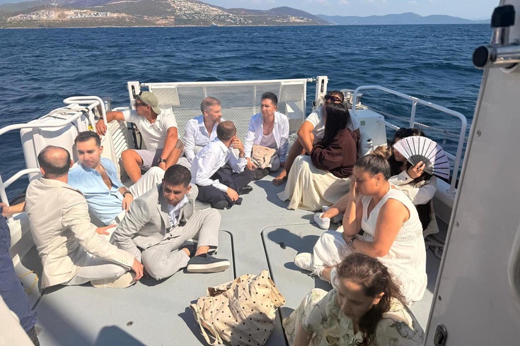 Muğla'da göçmenleri taşıyan yelkenli durduruldu! Dikkat çekmemek için şık giyinmişler