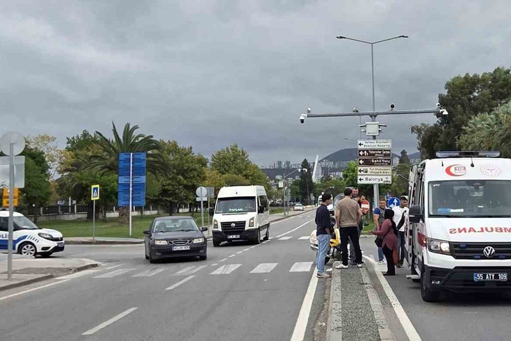 Samsun'da annesiyle yaya geçidinden geçen 6 yaşındaki çocuğa motosiklet çarptı! Kasksız sürücü olay yerinden kaçtı