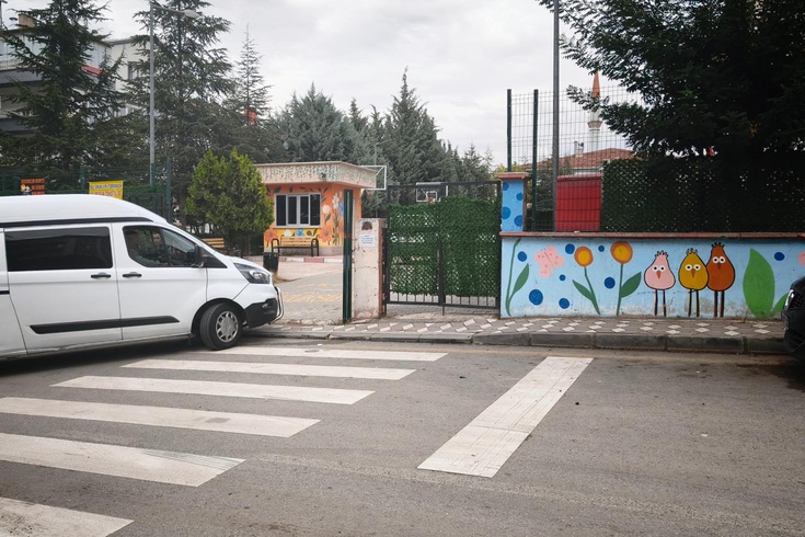 Çocuğunu almaya gitmişti! Okul bahçesinde eşinin bıçakladığı genç kadın hayatını kaybetti