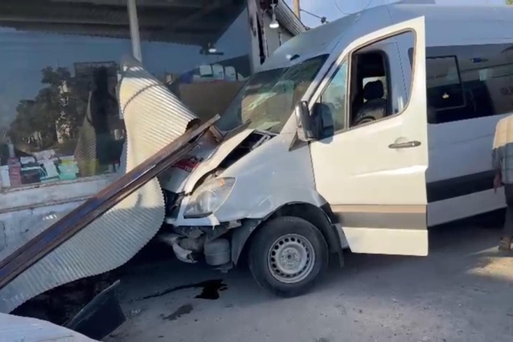 Kontrolden çıkan işçi servisi dükkana daldı! 10 yaralı
