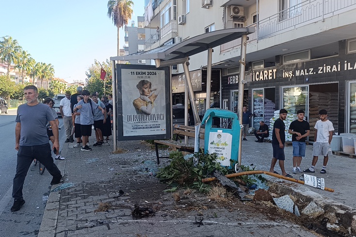 Alanya'da dehşet anları kamerada! Yayaya çarpan otomobil, karı kocanın beklediği durağa daldı