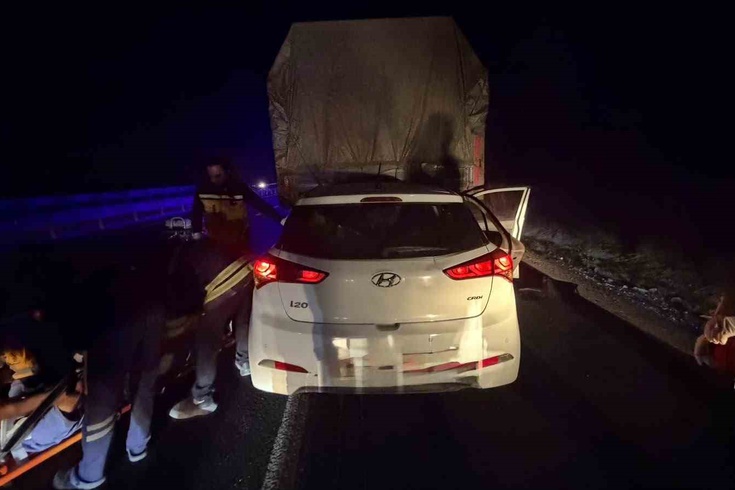 Bilecik Bozüyük'te kamyona arkadan çarpan otomobilde 1 kişi öldü, 2 kişi yaralandı