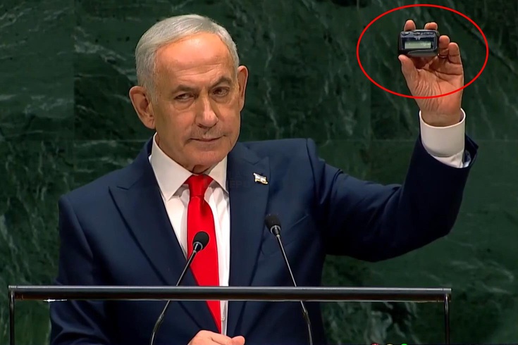 Boş salon ayarlarını bozdu! Netanyahu dünyayı elindeki cihazla tehdit etti