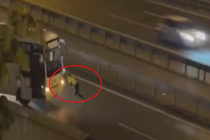 Kadın trafik polisi arızalanan midibüsü tek başına itti