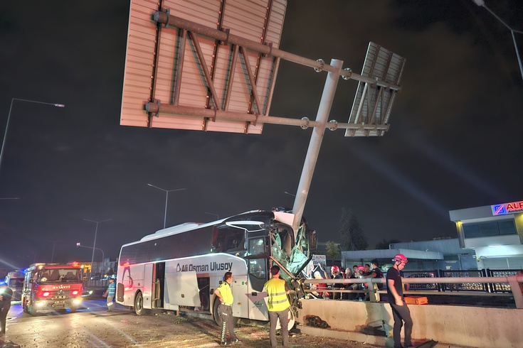 Adana'da yolcu otobüsü alt geçitte tabela direğine çarptı! 11 yaralı, sıkışan şoför 2 saatte kurtarıldı