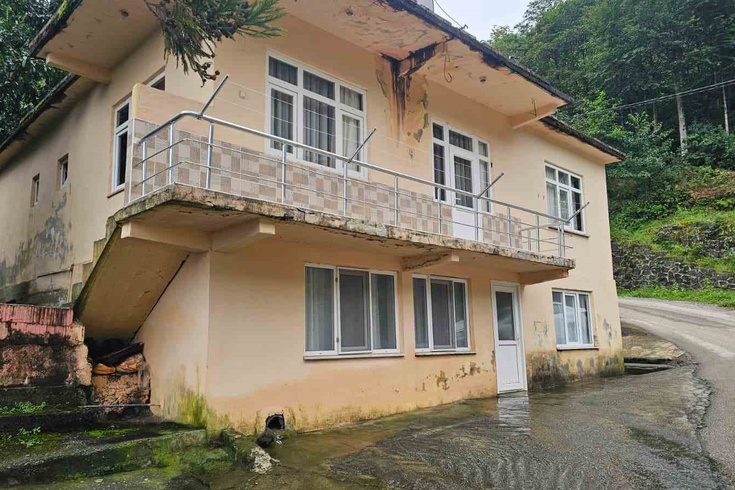 Artvin'de evin altından 8 aydır su fışkırıyor! Kaynağı bulunamadı, kardeşler zemini 9 yerden deldi