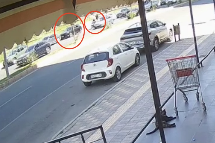 Diyarbakır'da ölüm getiren kapı! Motosikletli yola savruldu, üzerinden kamyonet geçti