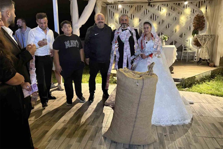 Düğünde altın beklerken çuval geldi! Düzce'de damada bir çuval fındık taktılar