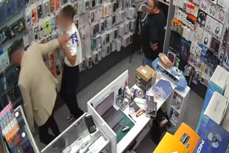 Eskişehir'de 'Abi kapıyı tut' deyip dükkana sığındı! 15 yaşındaki çocuk saklandığı raftan çıkarılıp darp edildi