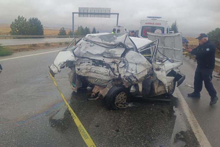 Eskişehir'de feci kaza: TIR'ın çarptığı otomobilde 2 kişi hayatını kaybetti