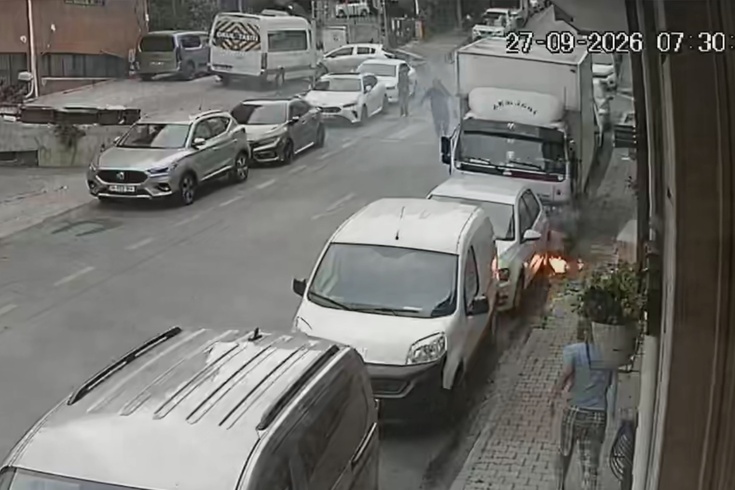 Kağıthane'de yer altı kabloları alev aldı! Sürücü aracını çekerken patlama anı kamerada
