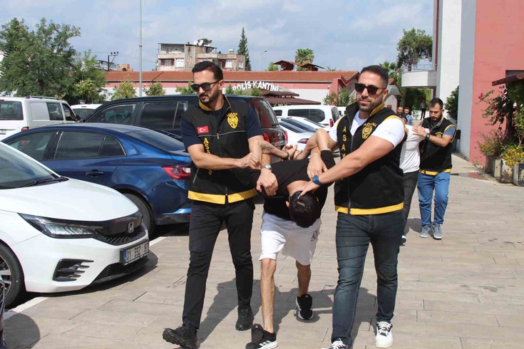 Adana'da polise teslim olmamak için el bombasının pimini çekti! Bomba koli bandıyla etkisiz hale getirildi