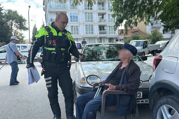 Burdur'da 85 yaşındaki sürücü kızının ihbarıyla trafikte durduruldu