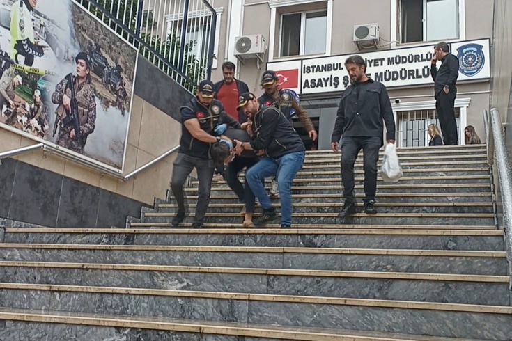 Eyüpsultan Camii'nde yatsı namazında silah sesleri! Yanındakinin namaz kılışını beğenmeyip yüzüne tükürdüğü öne sürüldü