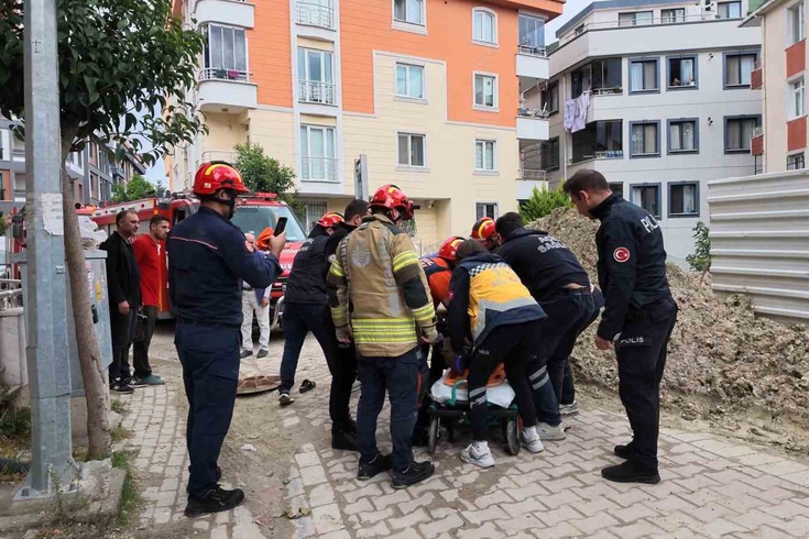 Avcılar'da yaşlı kadın yürürken rögar kapağı açıldı! 4 metrelik çukura düştü