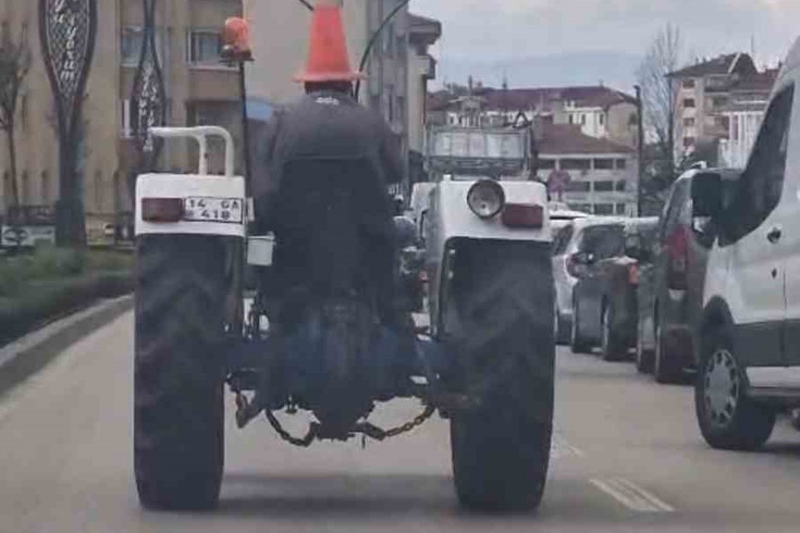 Bolu'da görenler gözlerine inanamadı! Başına trafik dubası geçirip traktör kullandı
