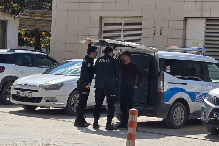 İnegöl'de ortaokula belinde tabancayla giren genç gözaltına alındı! Yeğeni için müdürle görüşmeye gelmiş