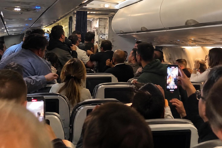 İstanbul uçağında akılalmaz olay! Kabin memuru ve kadın yolcuyu ısırdı