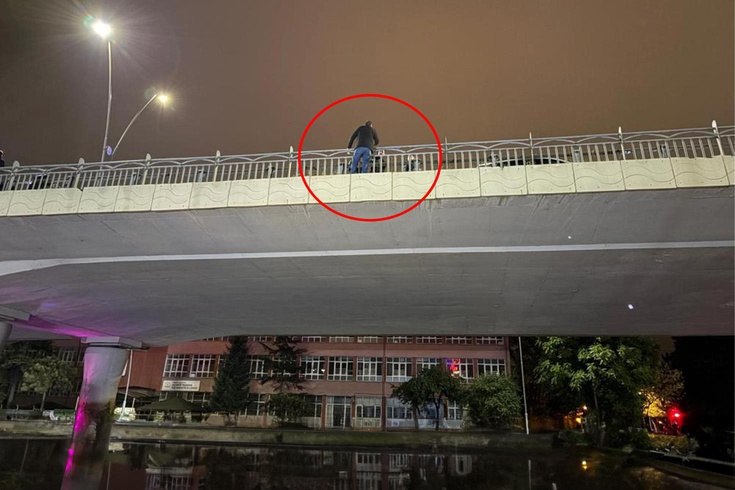 İntihar etmek için köprüye çıktı! Polis 1 saat boyunca ikna etmeye çalıştı