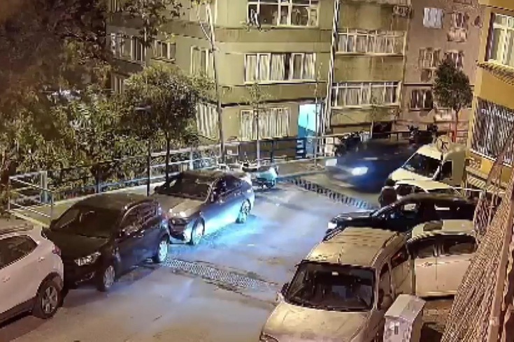 Polisten kaçan alkollü sürücü Şişli'de park halindeki araçlara daldı! Kaza anı kamerada