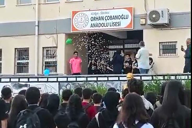 Kanseri yenen 16 yaşındaki Buse okuluna döndü! Sınıf arkadaşlarından balonlu, pastalı karşılama
