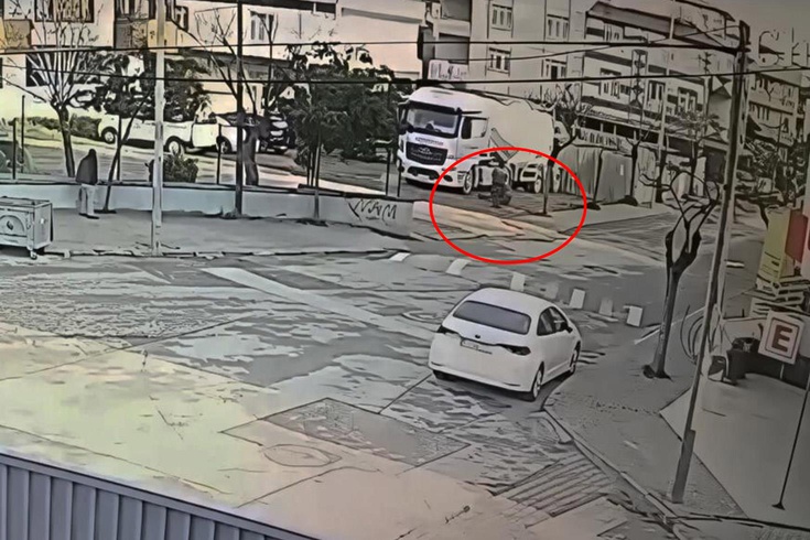 Dehşet anları kamerada! Kasklı katil tırın altından çıkıp kardeşini böyle öldürdü