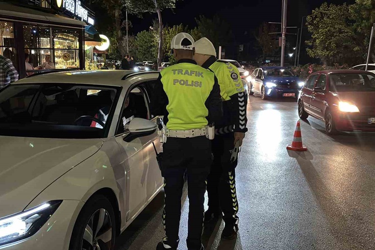 Doğum gününde ehliyetine el konuldu! Edirne'de sürücü aracını eşine teslim etti