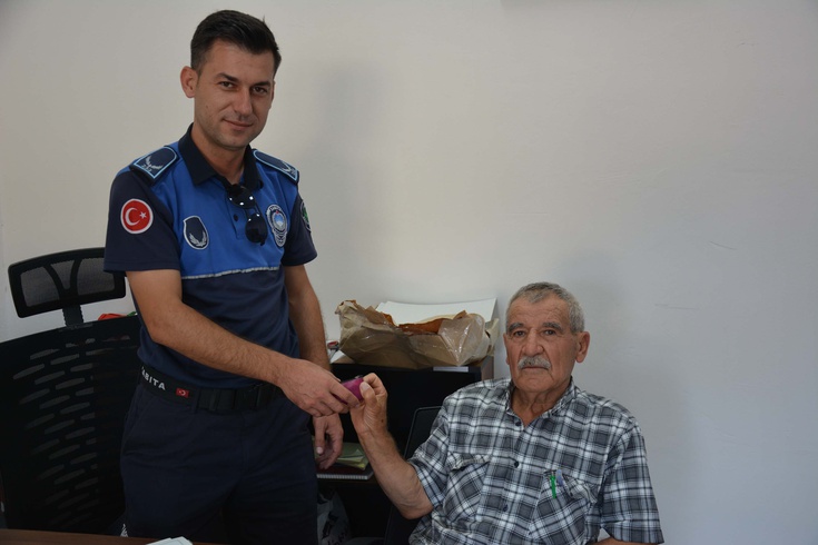 Kıbrıs gazisi otomobilinin yanında bulduğu poşeti açtı! İçindeki 8 Ata lirayı sahibine ulaştırdı