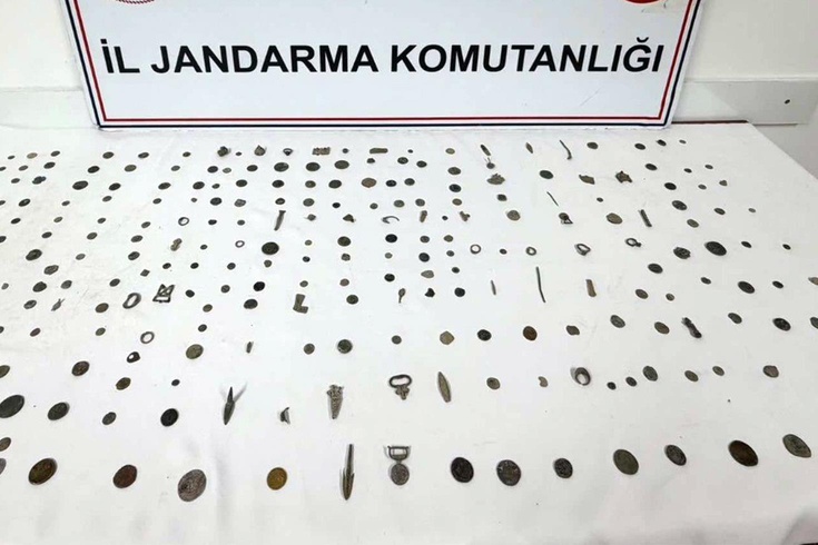 Kocaeli'de kaçakçılık operasyonu: 6,2 ton tütün ve 511 tarihi eser ele geçirildi