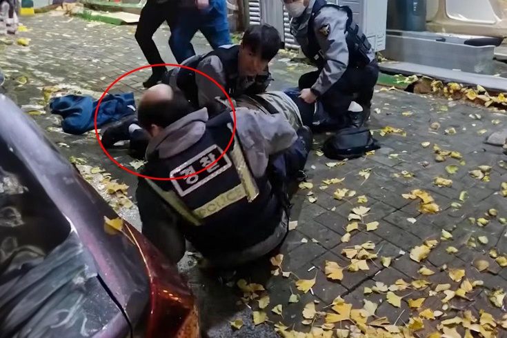 Şüpheliyle boğuşurken peruğu uçtu! Yardımına vatandaş koştu