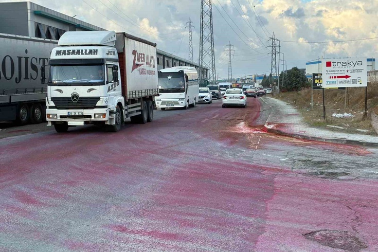 Tekirdağ'da OSB'deki cadde kırmızıya büründü! Yola dökülen boya yağış ve trafikle yayıldı