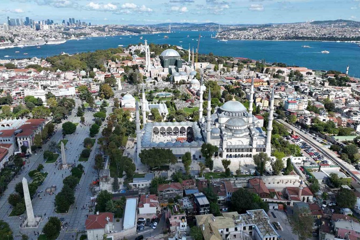 Ayasofya'nın kubbesi gri brandaya büründü! Görüntü kilometrelerce uzaktan fark ediliyor