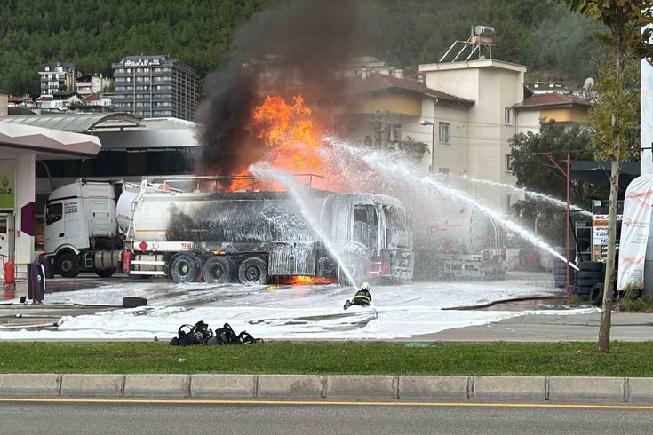 Denizli'de akaryakıt istasyonunda tanker alev aldı! Patlamada 1 kişi ağır yaralandı, karayolu kapatıldı
