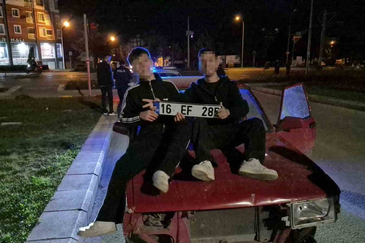 Eskişehir'de ehliyetine el konulan sürücüye 200 bin TL ceza! Plakayla poz veren gençler tutarı duyunca şoke oldu