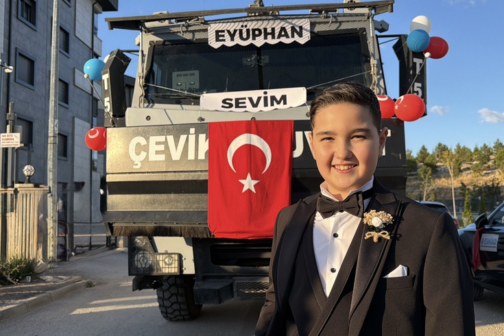9 aylıkken babası şehit olmuştu! Eyüphan sünnet düğününe babasının adını taşıyan TOMA ile gitti