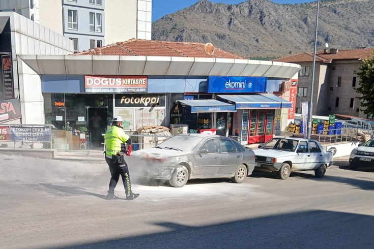 KPSS'ye giren gencin otomobili sınav sırasında alev aldı! Trafik polisleri tüple yetişti