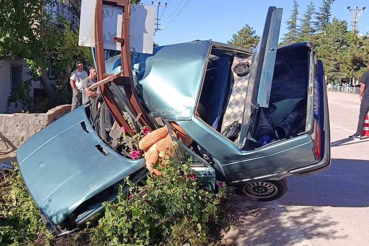 Amasya'da direğe çarpan otomobil ikiye ayrıldı! Sürücünün kediye çarpmamak için direksiyon kırdığı öne sürüldü