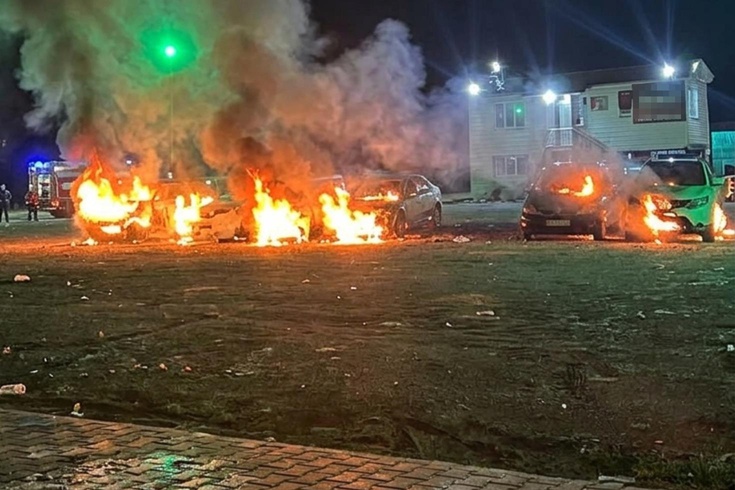 Alışveriş husumeti kundaklamayla bitti! 6 otomobili küle çevirdiği anlar kamerada