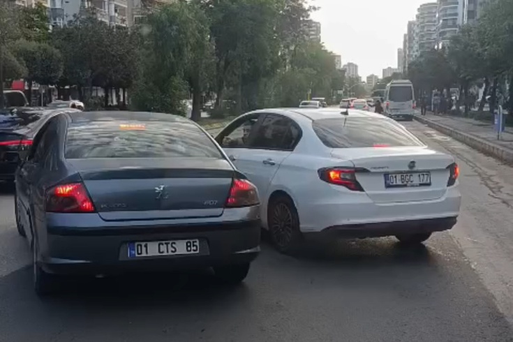 Adana'da trafikte tartışan iki sürücü 180 bin lira ceza yüzünden araçtan inmedi! Kavga camdan cama sürdü