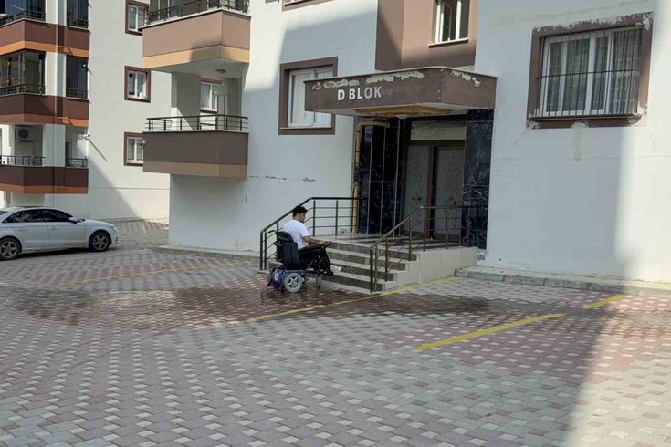 Tekerlekli sandalyedeki Furkan'ın deprem çaresizliği! Rampasız apartmandan çıkmak için asansöre binmek zorunda kaldı
