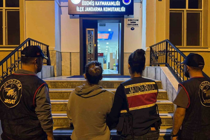 İzmir'de 23 yıl hapisle aranan firari kadın, mutfaktaki gizli bölmede saklanırken yakalandı