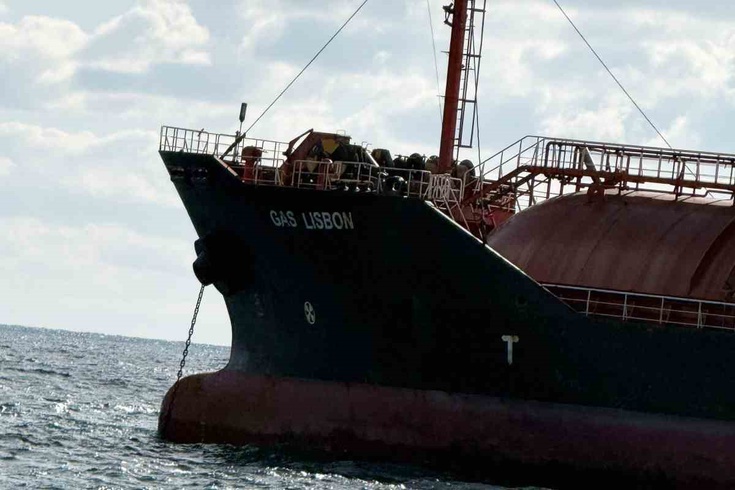Karadeniz'de saldırıya uğrayan LPG tankeri İstanbul açıklarında ortaya çıktı! Hasarlı haliyle demirledi