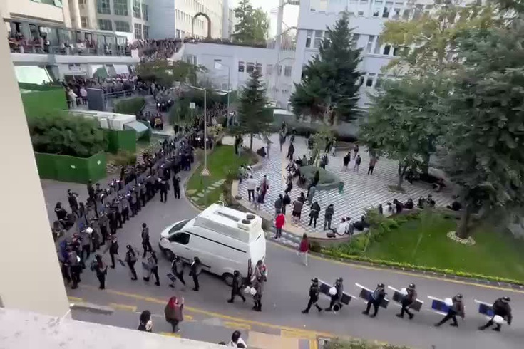 Boğaziçi Üniversitesi'nde yemek ücreti 50 liradan 85 liraya çıktı! Eylem yapan öğrencilere çevik kuvvet sevk edildi