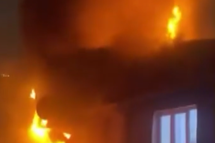 İstanbul Fatih'te dar sokaklar itfaiyeye geçit vermedi! Yangında binada yalnız kalan adam hayatını kaybetti
