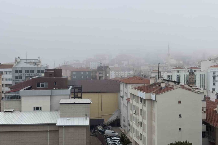 Yozgat-Sivas yolunda sis görüşü engelledi