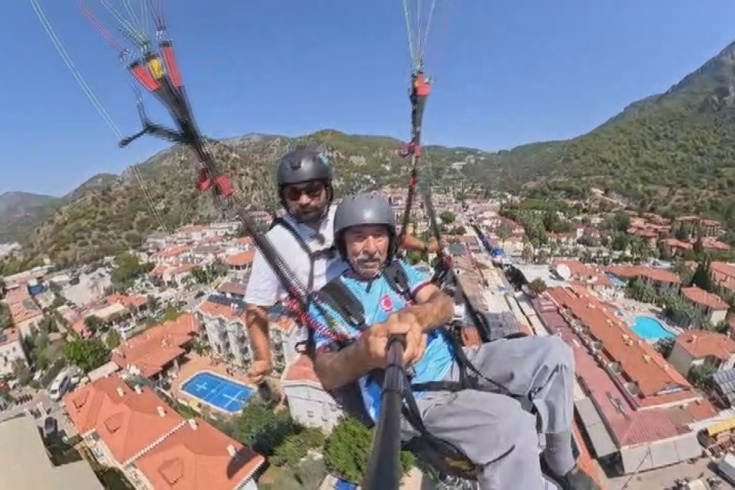 94 yaşında ilk kez yamaç paraşütü yaptı! Fethiye semalarında 'Paraşütü ben idare ediyorum' dedi