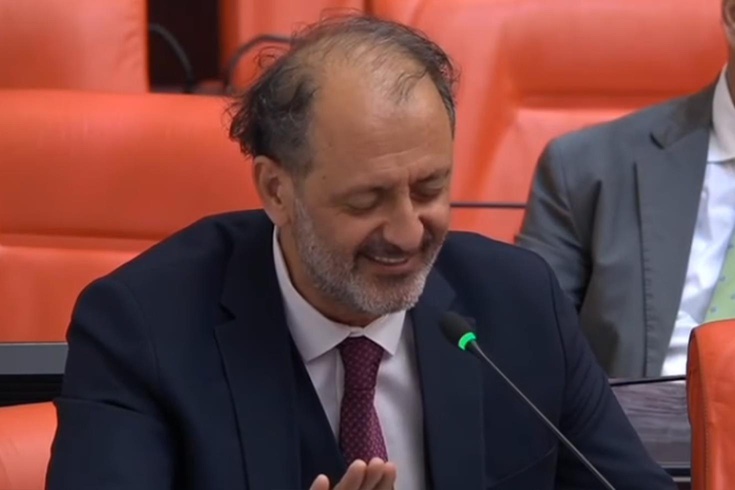 AK Partili Yücel Arzen Meclis’te İzmir Marşı'nı seslendirdi