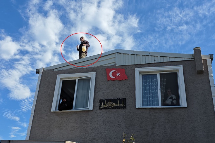 Bursa'da kaçak evi yıkılacak adam çatıya çıktı! Elinde benzin bidonuyla 3 saat direndi